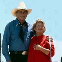 Dallas : foto Barbara Bel Geddes, Howard Keel
