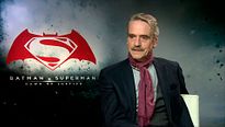 <strong>Jeremy Irons</strong> Interview : Batman v Superman: El amanecer de la justicia