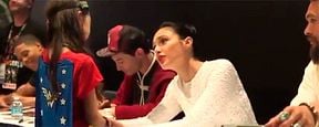 Comic Con 2017: Gal Gadot ('Wonder Woman') tranquiliza a una fan emocionada durante la firma de autógrafos Comic Con 2017: Gal Gadot ('Wonder Woman') tranquiliza a una fan emocionada durante la firma de autógrafos