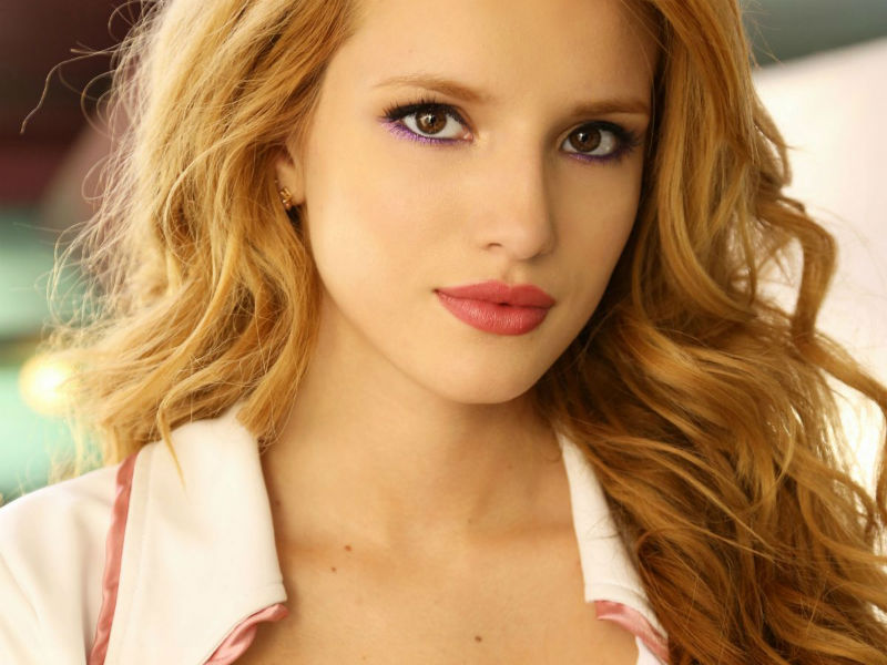 Bella Thorne como Casey Becker