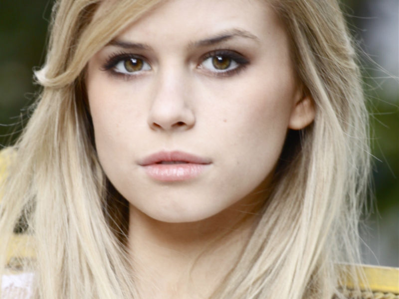 Carlson Young dará vida a Brooke Maddox