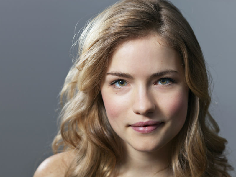 Willa Fitzgerald en el papel de Emma Duvall