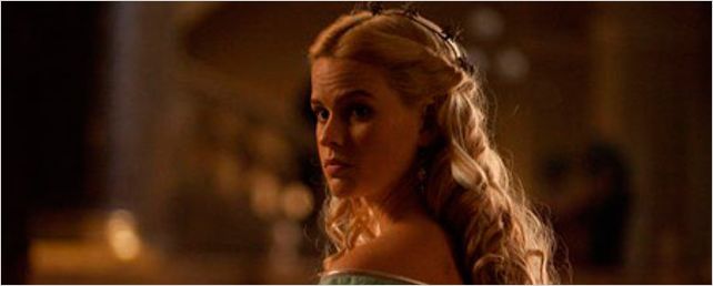 'El enigma del cuervo': Alice Eve enterrada viva en el nuevo tráiler 