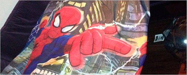 'Juerga hasta el fin': James Franco finge ser Spider-Man bajo un edredón