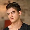 Foto Hero Fiennes Tiffin