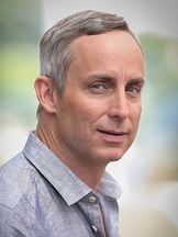 foto de Wallace Langham