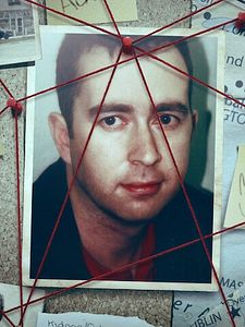 Cartel de Quién maneja los hilos: Tras la pista de los mayores impostores Temporada 1