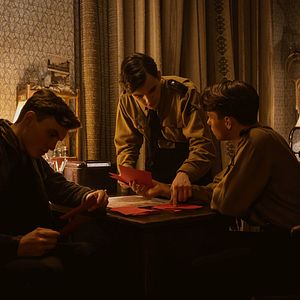 Foto Truth & Treason