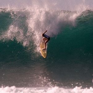 Foto En el filo de las olas