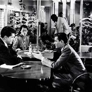 Foto Extraños en un tren