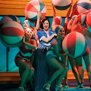 Foto Mrs. Henderson presenta