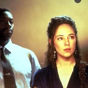 Foto Sola en la penumbra