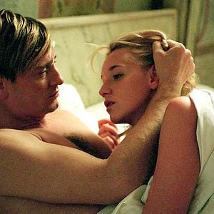 Foto Una chica cortada en dos