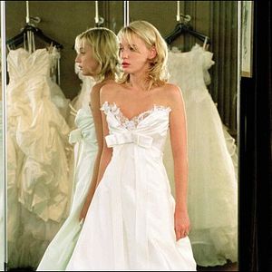 Foto Una chica cortada en dos