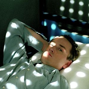 Foto Una chica cortada en dos