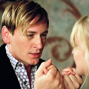 Foto Una chica cortada en dos