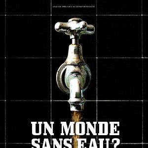 Foto Über Wasser: Menschen und gelbe Kanister