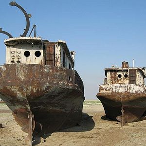 Foto Über Wasser: Menschen und gelbe Kanister