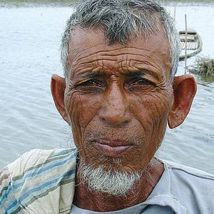 Über Wasser: Menschen und gelbe Kanister - Documental 2007
