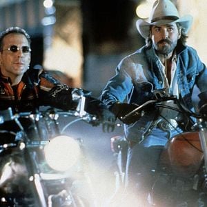 Foto Dos duros sobre ruedas