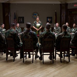 Foto Los hombres que miraban fijamente a las cabras