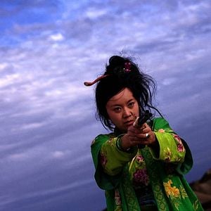 Foto Una mujer, una pistola y una tienda de fideos chinos
