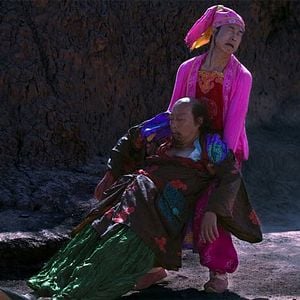 Foto Una mujer, una pistola y una tienda de fideos chinos