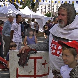 Foto Mains Brunes sur la ville