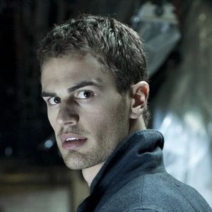 Foto Theo James