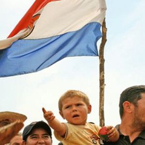 Foto Raising Resistance