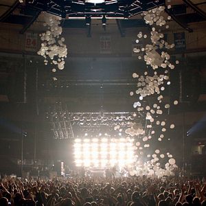 Foto Shut Up And Play The Hits