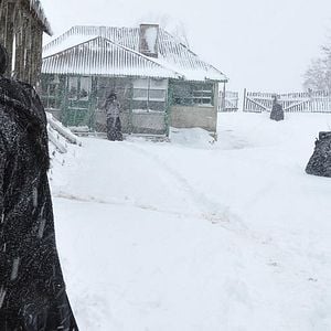 Foto Más allá de las colinas