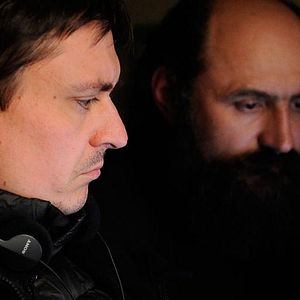 Foto Más allá de las colinas