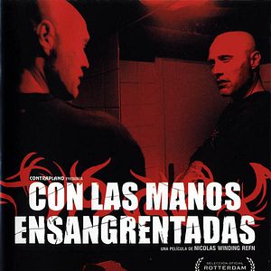 Foto Con las manos ensangrentadas