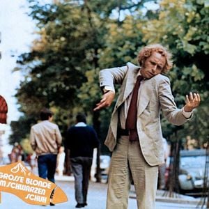 Foto El gran rubio con un zapato negro