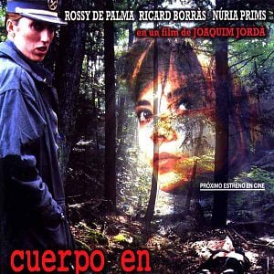 Foto Cuerpo en el bosque