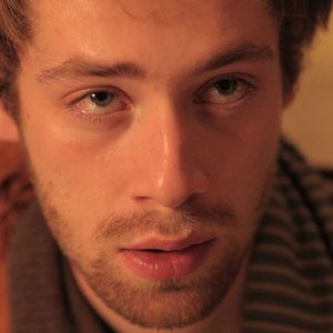 Foto Boy Eating the Bird's Food