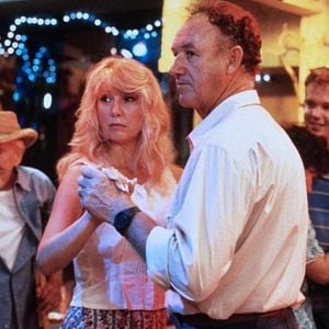 Foto Luna llena en agua azul