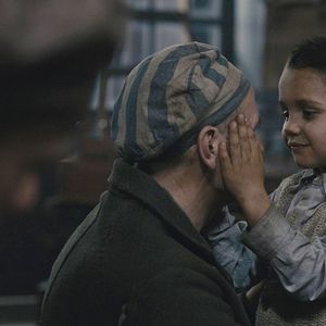 Foto Desnudo entre lobos