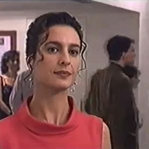 Foto Retrato de mujer con hombre al fondo