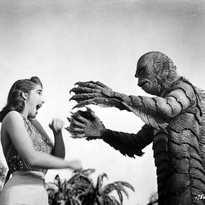 Foto La mujer y el monstruo