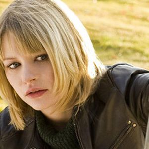 Foto Sola ante el peligro