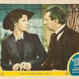 Foto Blossoms in the Dust