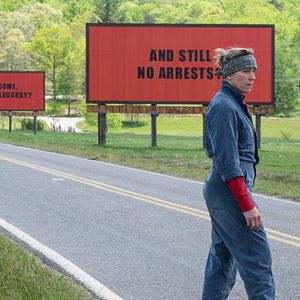 Foto Tres anuncios en las afueras
