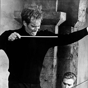 Foto Una tumba al amanecer