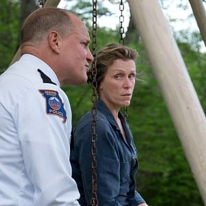 Foto Tres anuncios en las afueras