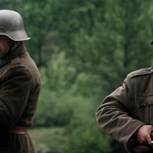 Foto Walking with the Enemy