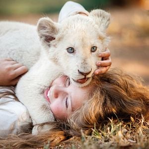 Foto Mia y el león blanco