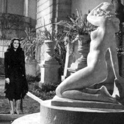 Foto La diosa arrodillada