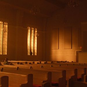 Foto Dios no está muerto: Una luz en la oscuridad